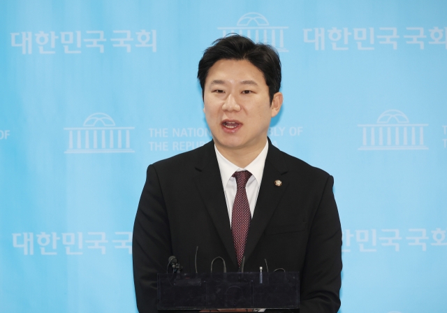 Rep. Jin Jong-oh of the ruling People Power Party speaks in a press conference at the National Assembly in Yeongdeungpo-gu, western Seoul, Thursday. (Yonhap)