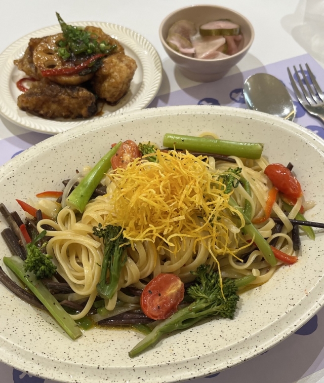 Plantude's gosari oil pasta and crispy tofu mushroom gangjeong. (Lee Jaeeun/The Korea Herald)