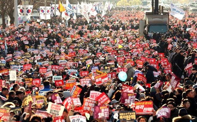 Protesters demand President Yoon Suk Yeol's impeachment at a rally near the National Assembly building in Yeouido, Seoul on Saturday. (Yonhap)