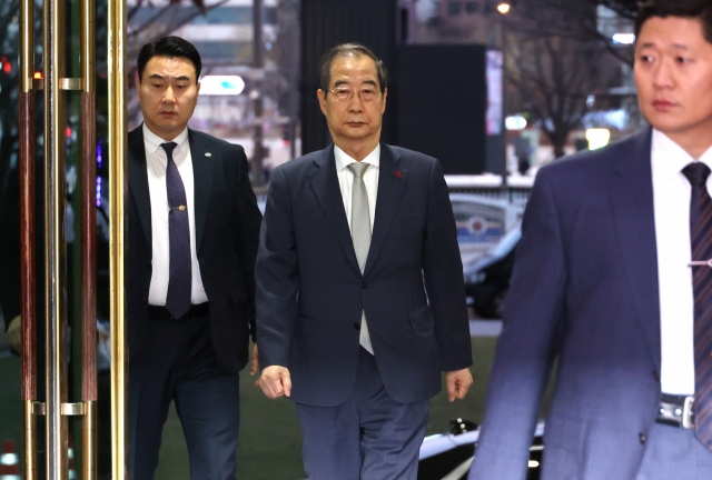 Han Duck-soo, prime minister and newly appointed acting president, arrives at the Government Complex Seoul in Jongno-gu, Seoul, on Saturday afternoon, shortly after the National Assembly voted to impeach President Yoon Suk Yeol. (Yonhap)