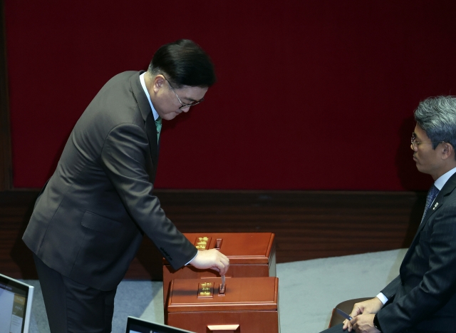 National Assembly Speaker Woo Won-shik casts his vote at the National Assembly for the motion to impeach President Yoon Suk Yeol on Saturday. (Yonhap)