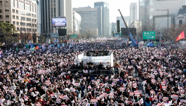 Supporters of President Yoon Suk Yeol rally at Seoul's Gwanghwamun area on Saturday. (Yonhap)