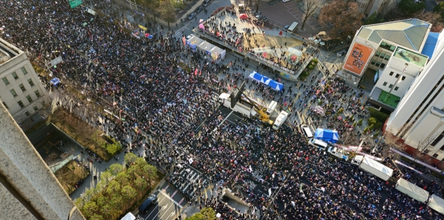 Supporters of President Yoon Suk Yeol rally at Seoul's Gwanghwamun area on Saturday. (Yonhap)