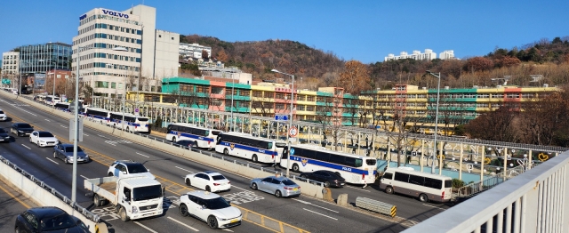 Police buses are parked along Hannam-daero, blocking access to the presidential residence on Saturday afternoon. (Choi Si-young/The Korea Herald)