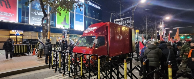 Protesters gather outside the Blue Square hall at Hangangjin Station in Hannam-dong, Seoul, Saturday evening. (Choi Si-young/The Korea Herald)