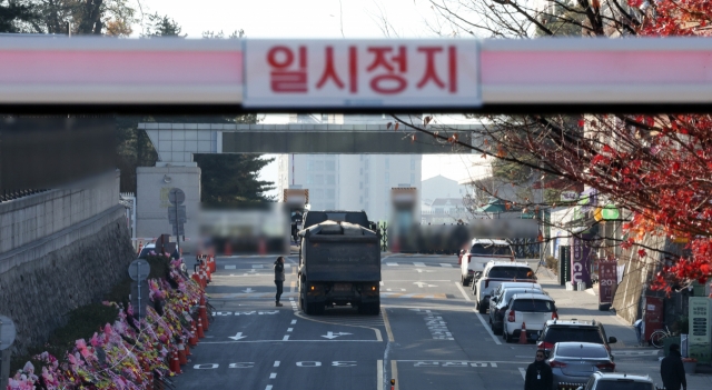 The blocked entrance of the presidential office, as seen beyond a parking barrier on Saturday. (Yonhap)