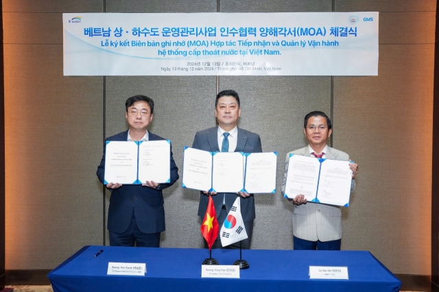 Vice president of K-water’s Global Business Division Han Seong-yong (left) signs a memorandum of agreement with representatives from Vietnamese water treatment companies Phu My Vinh and GS Minh Hung-Sikico over acquiring shares of Vietnamese water supply and wastewater facilities on Friday. (K-water)