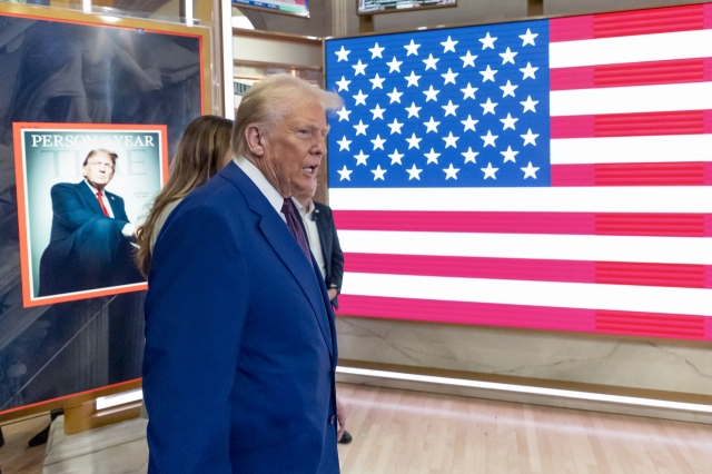 President-elect Donald Trump arrives on the floor of the New York Stock Exchange after ringing the opening bell on Thursday in New York (AP-Yonhap)