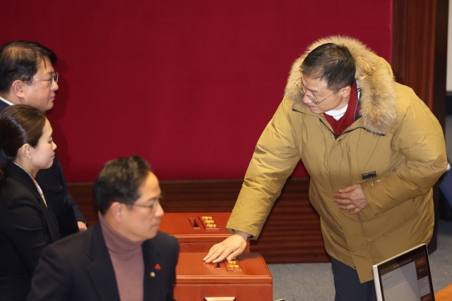 People Power Party lawmaker Kim Sang-wook participates in the vote for the impeachment of President Yoon Suk Yeol at the National Assembly's main chamber in Yeouido, Seoul, Saturday. (Yonhap)