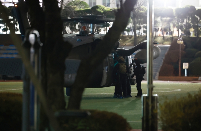 Troops arrive at the National Assembly by helicopters on Dec. 3 after President Yoon Suk Yeol declared emergency martial law. (Yonhap)