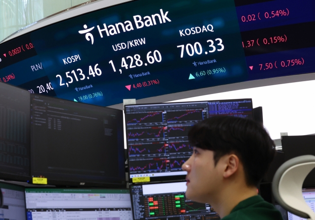 An electronic board showing the Korea Composite Stock Price Index at a dealing room of the Hana Bank headquarters in Seoul on Monday. (Yonhap)