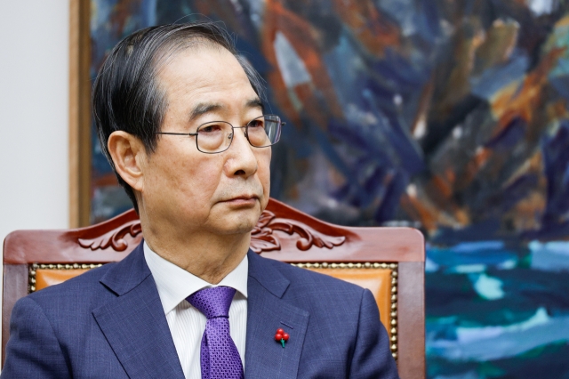 Acting president and Prime Minister Han Duck-soo is seen during a meeting with National Assembly Speaker Rep. Woo Won-shik on Sunday. (Pool photo by Yonhap)