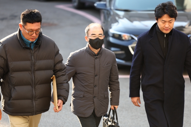 Lt. Gen. Kwak Jong-keun, head of the Army Special Warfare Command, attends a pretrial detention review at a military court in Seoul on Monday. (Yonhap)