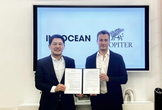 Innocean Global CEO William Lee (left) poses for a photo with Joopiter CEO John Auerbach at an memorandum of understanding signing ceremony held in New York in early December. (Innocean)