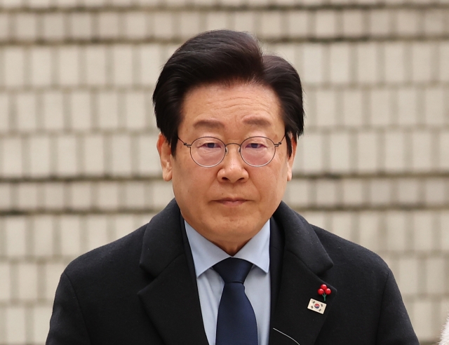 Democratic Party of Korea Rep. Lee Jae-myung appears for his trial at the Seoul central district court on Tuesday. (Yonhap)