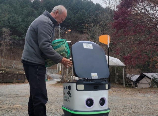 A delivery robot operates at a Nimocamp campsite in Gapyeong County, Gyeonggi Province, Monday. (Korea Tourism Organization)