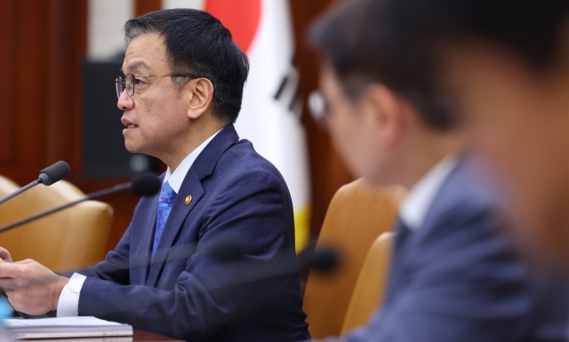 Finance Minister Choi Sang-mok (left) chairs a meeting with economy-related ministers in Seoul on Wednesday. (Yonhap)