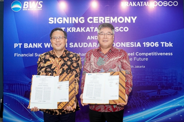 Bank Woori Saudara CEO Kim Eung-chul (right) and PT Krakatau Posco President Director Jung Bum-soo pose for a photo during a signing ceremony in Jakarta, Indonesia, on Tuesday. (Woori Bank)