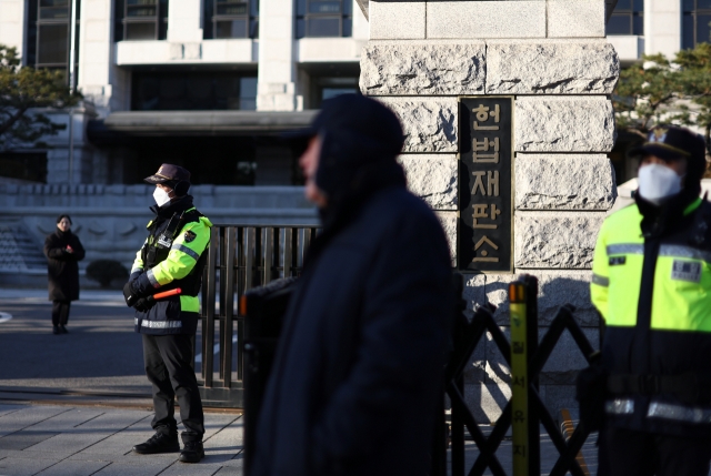 Police guards in front of the Constitutional Court of Korea in Jongno-gu, Seoul, Wednesday. (Yonhap)