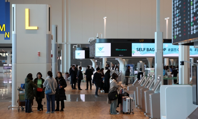 Travelers pass through Incheon Airport on Dec. 3. (Newsis)