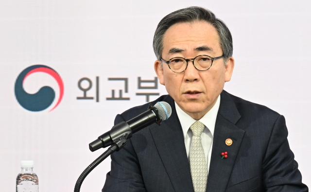 Foreign Minister Cho Tae-yul speaks at a rare joint news conference with Deputy Prime Minister and Minister of Economy and Finance Choi Sang-mok, addressing foreign media in Seoul on Wednesday. (Joint Press Corps via Yonhap)