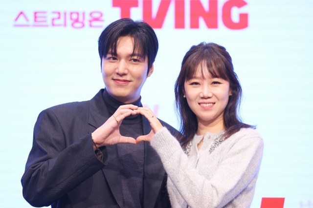 Lee Min-ho (left) and Kong Hyo-jin pose for a photo during a press conference held in Sindorim, Seoul, Wednesday. (Yonhap)