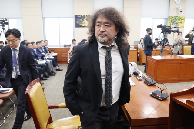 Kim Ou-joon, a broadcaster, appears at a meeting of the National Assembly broadcasting committee on Dec. 13. (Yonhap)