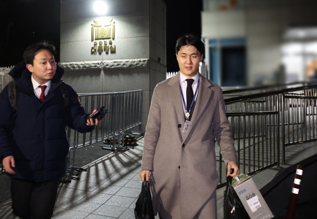 A joint investigation unit official leaves the Presidential Office in Yongsan-gu, central Seoul, Tuesday, after attempting carry out a second search and seizure attempt of the Presidential office computer servers. (Yonhap)