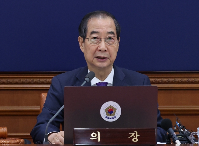 Acting President Han Duck-soo speaks during a Cabinet meeting held at the government complex in Seoul on Tuesday. (Joint Press Corps via Yonhap)