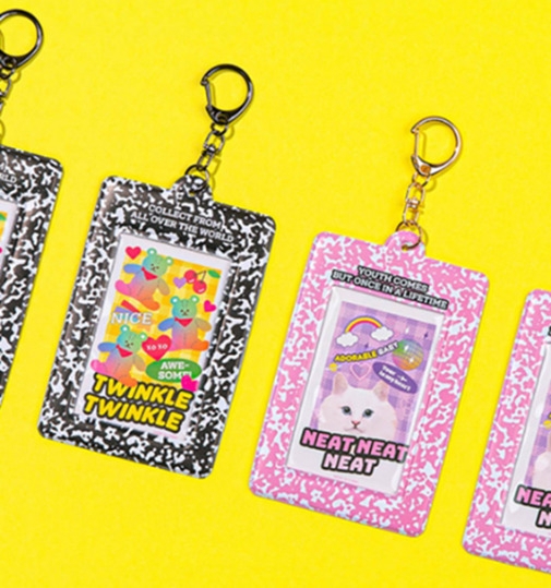 Key rings with a photo card frame are among the popular items for young K-pop fans, including 16-year-old Jang Seo-won. (Daiso)