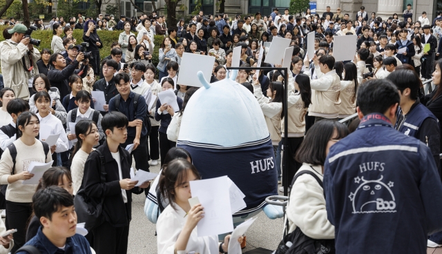 Applicants for the 2025 academic year head to their exam venue at Hankuk University of Foreign Studies in Seoul on Sunday. (Yonhap)