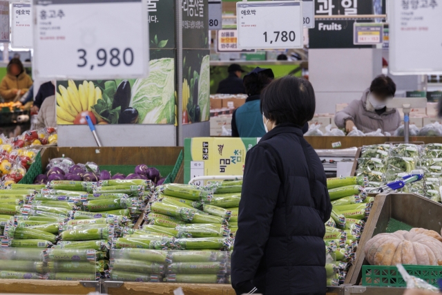 This file photo from Dec. 3, shows people shopping for groceries at a supermarket in Seoul. (Yonhap)