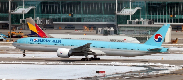 A Korean Air Co. aircraft is seen on the tarmac at Incheon International Airport, west of Seoul, on Nov. 29. (Yonhap)