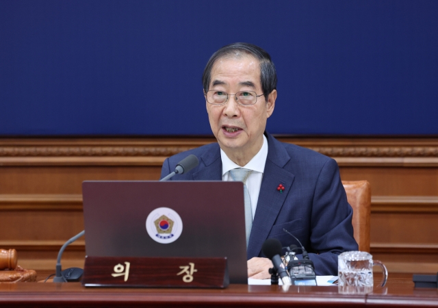 Acting President Han Duck-soo speaks during a Cabinet meeting at the government complex in Seoul on Thursday. (Yonhap)