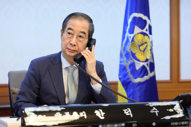 Acting President Han Duck-soo holds phone talks with Japanese Prime Minister Shigeru Ishiba at the government complex in Seoul on Thursday. (Han's office)