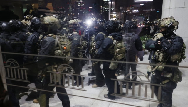 Martial law command forces attempt to advance into the National Assembly in Yeouido, Seoul, around midnight on Dec. 4, shortly after President Yoon Suk Yeol declared martial law on Dec. 3. (Yonhap)