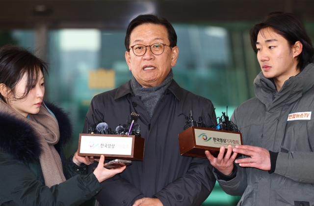 Lawyer Seok Dong-hyeon speaks to reporters at the Seoul High Court of Korea in Seocho-gu, southern Seoul, Thursday. (Yonhap)