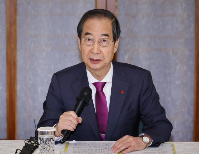 Acting President Han Duck-soo speaks at a meeting with the senior government and ruling party officials, held Friday in Seoul. (Yonhap)