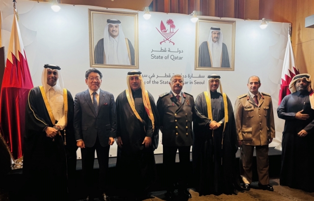 Qatari Ambassador to South Korea Khalid bin Ebrahim Al Hamar(first from left) welcomes Herald Media Group CEO Choi Jin-young(second from left) at Qatar National Day at Shilla Seoul in Jung-gu, Seoul on Monday. (Sanjay Kumar/ The Korea Herald)