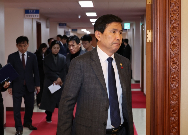 This photo shows acting Defense Minister Kim Seon-ho on Saturday. (Yonhap)