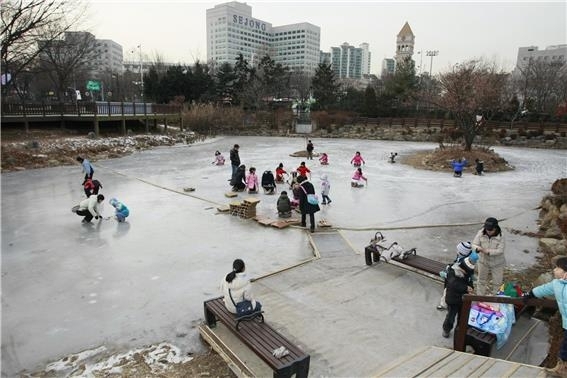 Ice sledding rink at Seoul Children's Grand Park in Seoul (Seoul Facilities Corporation)