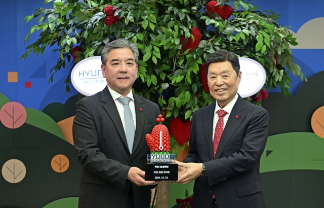 Hyundai Motor Group President Chang Jae-hoon (left) and Community Chest of Korea Kim Byong-joon take a pose in the donation ceremony held in the CCK headquarters, central Seoul, Thursday. (Hyundai Motor Group)