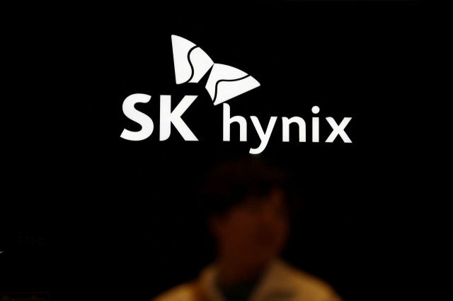 The logo of SK Hynix is seen at its booth during the 26th Semiconductor Exhibition in Seoul on Oct. 23. (Reuters-Yonhap)