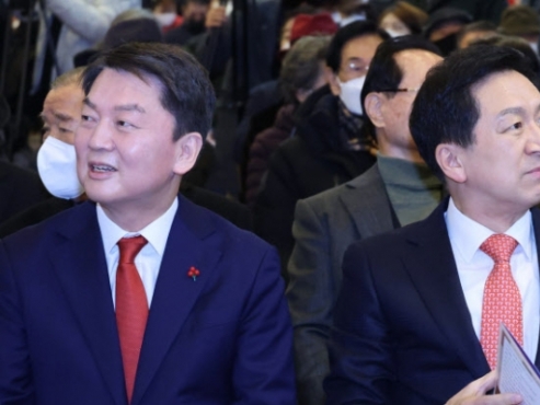 Party leadership contender Ahn returns as thorn in Yoon's side