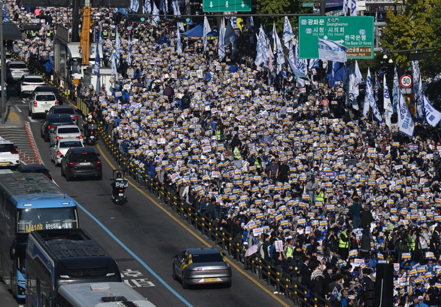 [Photo news] Rally against first couple