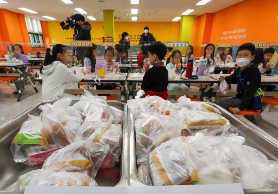 [Photo News] School cooks go on strike