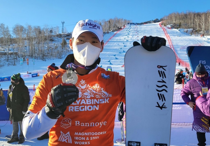 Alpine snowboarder Lee Sang-ho maintains World Cup lead despite missing podium