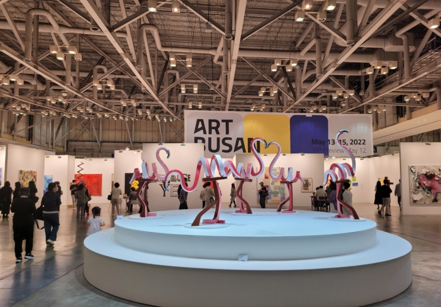 [From the Scene] Art Busan continues upbeating art market, expects to break another sales record
