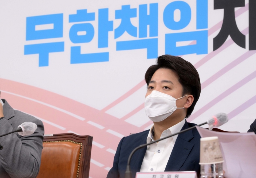 Lee Jun-seok at risk of penalty by ethics panel while his supporters grow vocal