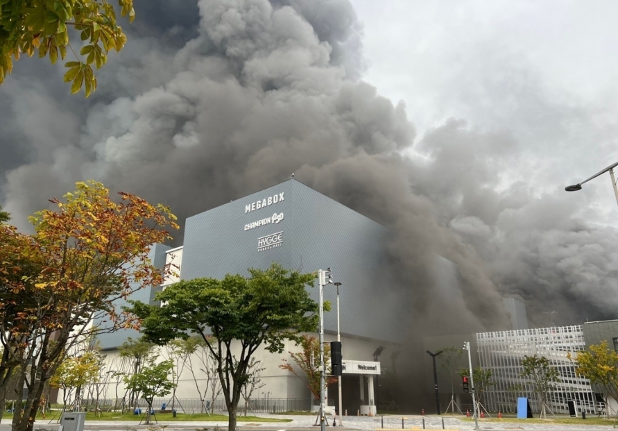 Hyundai Department Store to compensate staff, partners for Daejeon outlet fire